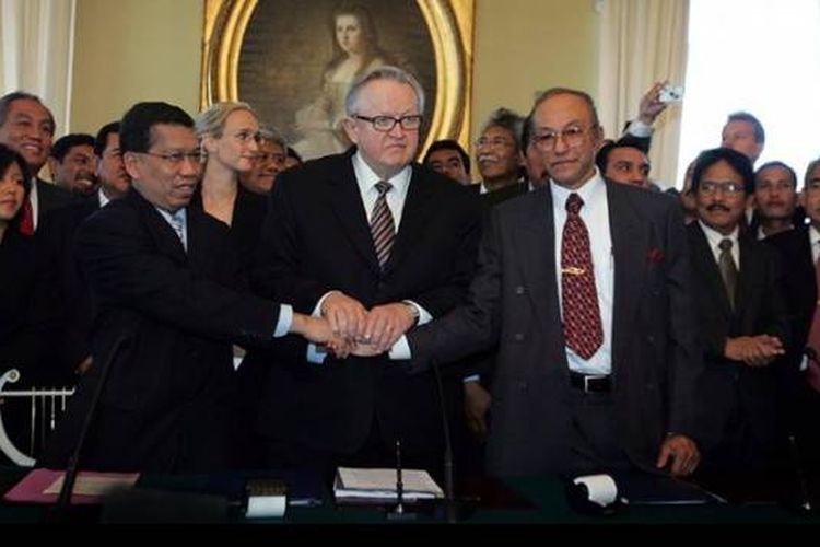 Penandatanganan kesepakatan damai Helsinki antara Pemerintah Indonesia dengan Gerakan Aceh Merdeka. Terlihat Farid Husain berada di belakang Juha Christensen. (Sumber: Wikipedia/Tribunnews)