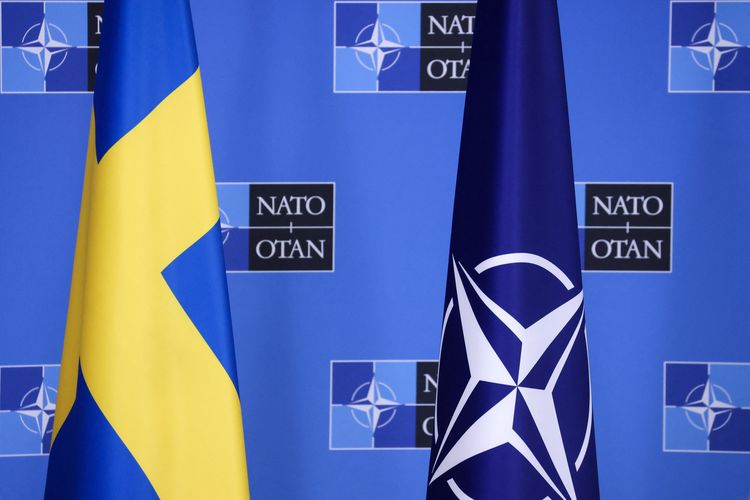 Bendera Swedia dan NATO dipasang di markas aliansi pertahanan tersebut pada 27 Juni 2022.
