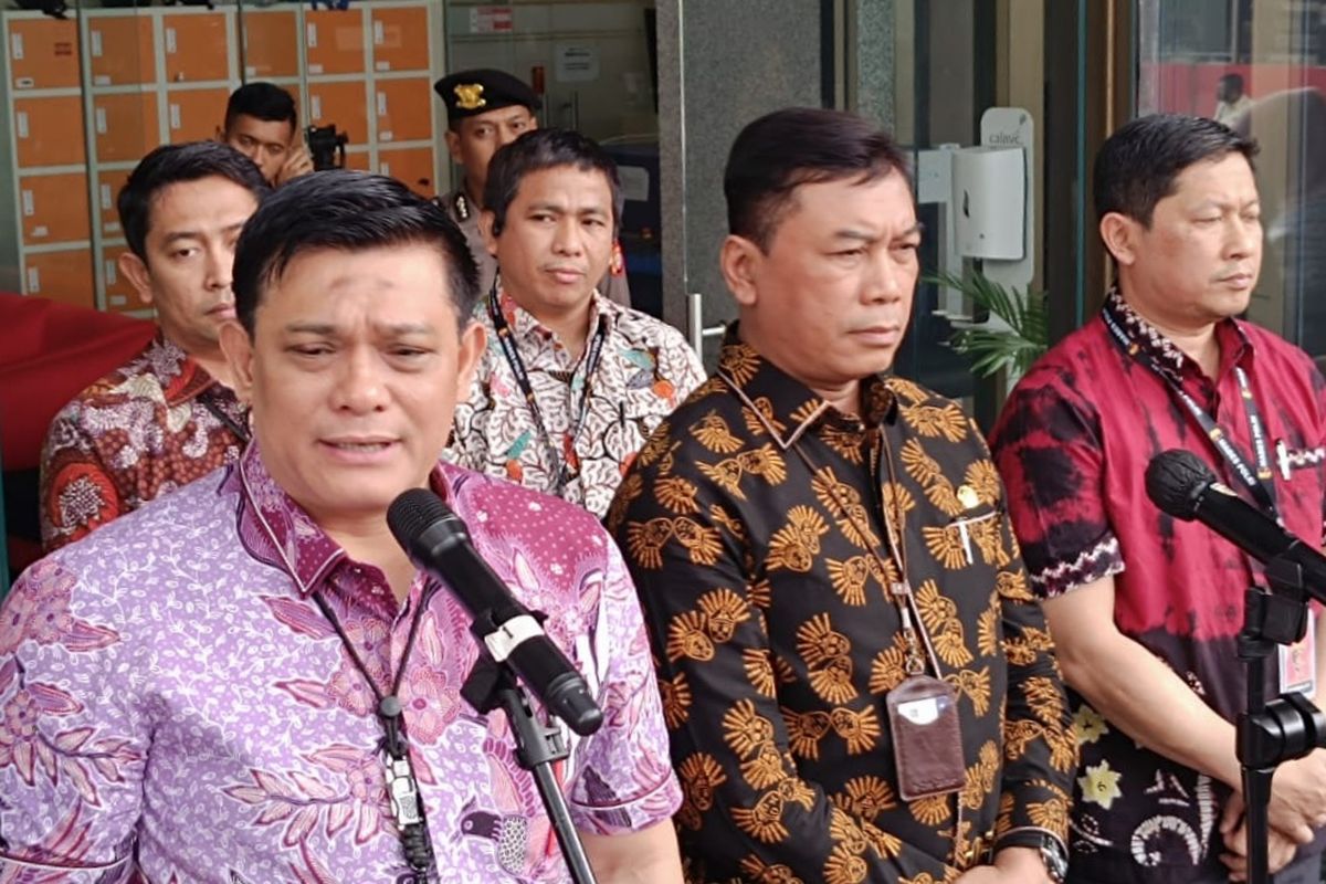 Direktur Reserse Kriminal Khusus Polda Metro Jaya (PMJ) Kombes Ade Safri Simanjuntak (kiri) di Gedung Merah Putih KPK, Jakarta Selatan, Jumat (17/11/2023). 