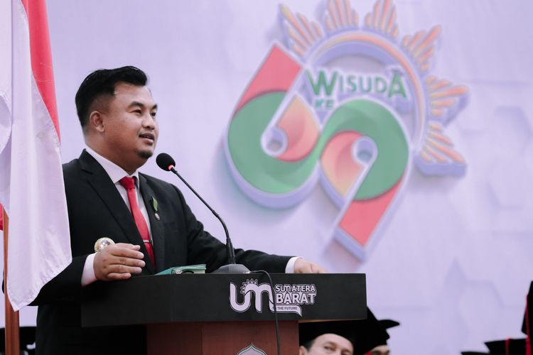 Bupati Dharmasraya Sutan Riska Tuanku Kerajaan saat memberikan orasi ilmiah pada Wisuda ke-69 Universitas Muhammadiyah Sumatera Barat, Sabtu (6/11/2021).