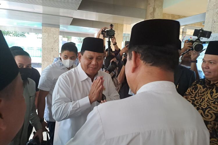 Ketua Umum Partai Gerindra Prabowo Subianto tiba di Masjid Istiqlal, Jakarta Pusat, Kamis (18/5/2023) untuk bersilaturahmi. 
