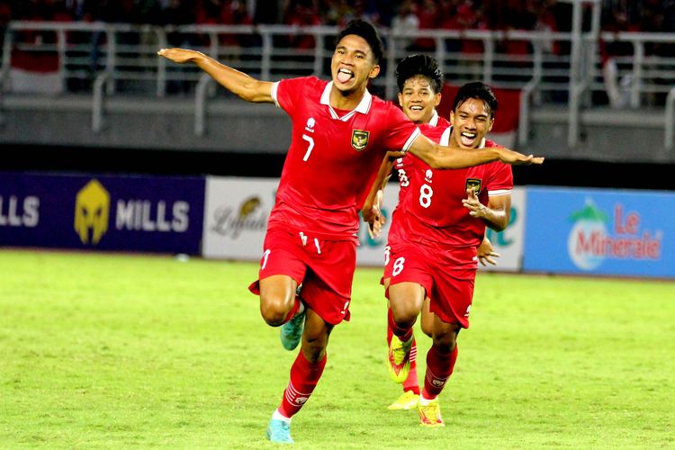 Pemain Timnas Indonesia Marselino Ferdinan selebrasi seusai mencetak gol ke gawang Vietnam saat pertandingan Kualifikasi Piala Asia U20 2023 yang berakhir dengan skor 3-2 di Stadion Gelora Bung Tomo Surabaya, Minggu (18/9/2022) malam. Terkini, nama Marselino masuk skuad utama KMSK Deinze untuk pertandingan kandang melawan Jong Genk, Sabtu (25/2/2023).