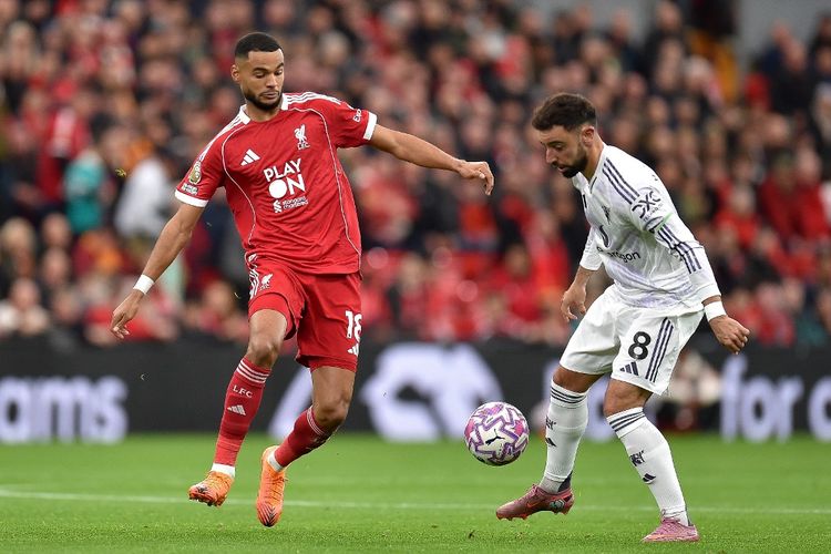 Cody Gakpo (kiri) berebut bola dengan Bruno Fernandes dalam pertandingan sepak bola Liga Inggris antara Liverpool vs Manchester United di Anfield di Liverpool, barat laut Inggris pada 19 Oktober 2025. (Foto oleh PETER POWELL / AFP)