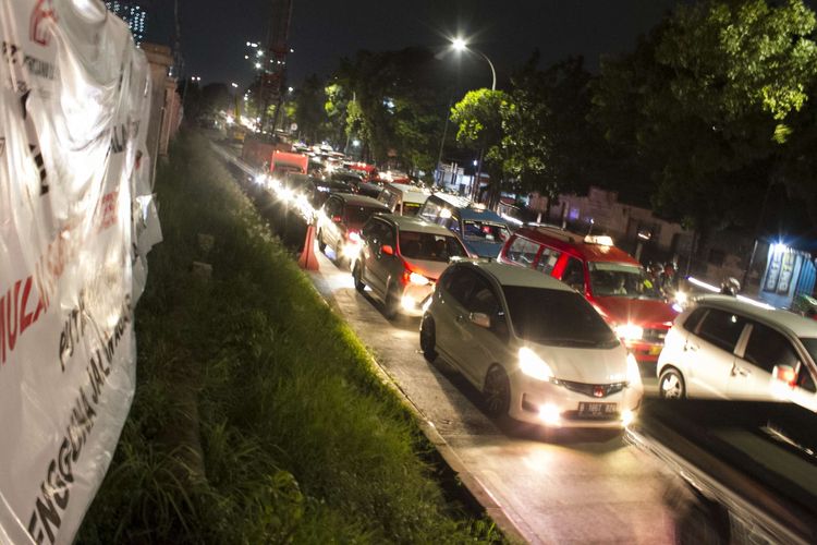 Kemacetan di ruas Jalan Raya Pasar Minggu, Jakarta Selatan, Rabu, (18/12/2019). Kemacetan panjang hingga lenteng agung akibat pembangunan fly over Lenteng Agung.