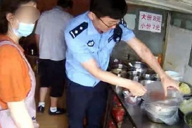 Petugas dari Kepolisian Lunan, Lianyungang City, China, memeriksa bumbu sebuah warung mi yang diketahui menjual makanannya bercampur narkoba, untuk membuat pelanggannya ketagihan.