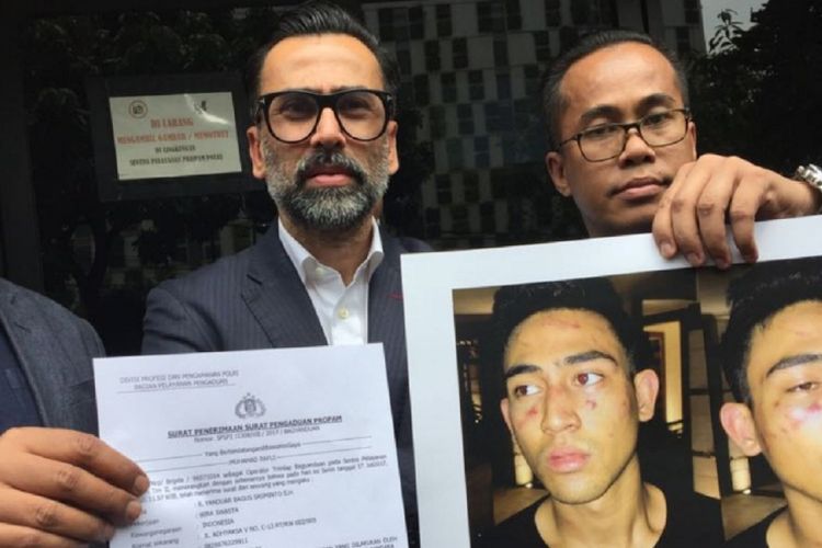 Jeremy Thomas didampingi tim kuasa hukumnya berjumpa dengan para wartawan sesudah mereka melaporkan delapan oknum polisi yang diduga pelaku penganiayaan terhadap putranya, Axel Matthew Thomas, ke Sentra Pelayanan Propam Polri, Jakarta Selatan, pada Senin (17/7/2017).