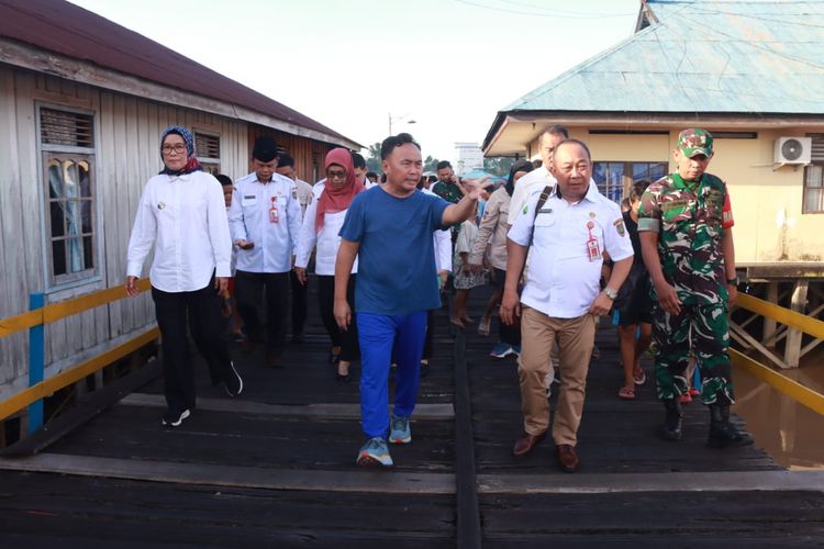 Gubernur Kalimantan Tengah (Kalteng) Sugianto Sabran meninjau kondisi sampah di kawasan Kampung Puntun, Kota Palangka Raya, Rabu (13/11/2024).
