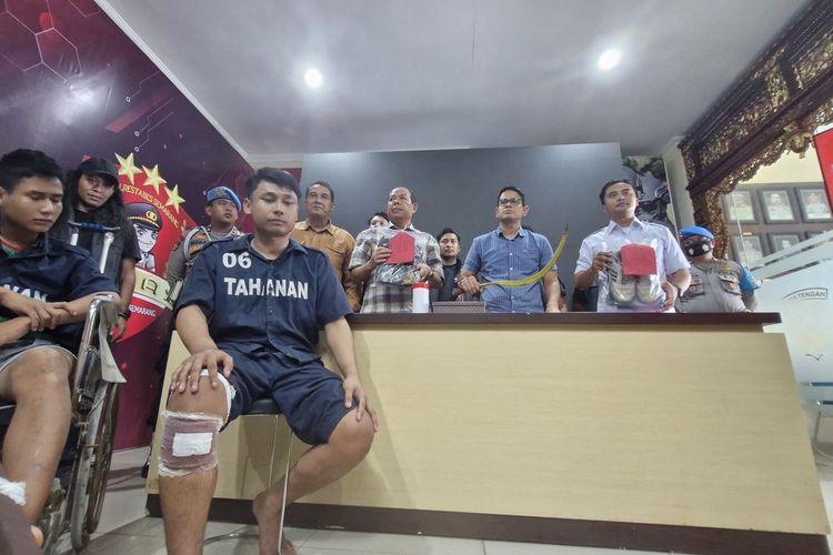 Residivis kasus pengeroyokan di Kota Semarang Muhammad Daniel Rifail (18) alias Bangor dan rekannya Garda Yoga Pamungkas (20) dihadirkan sebagai tersangka pembunuhan di Mapolrestabes Semarang, Kamis (29/2/2024).