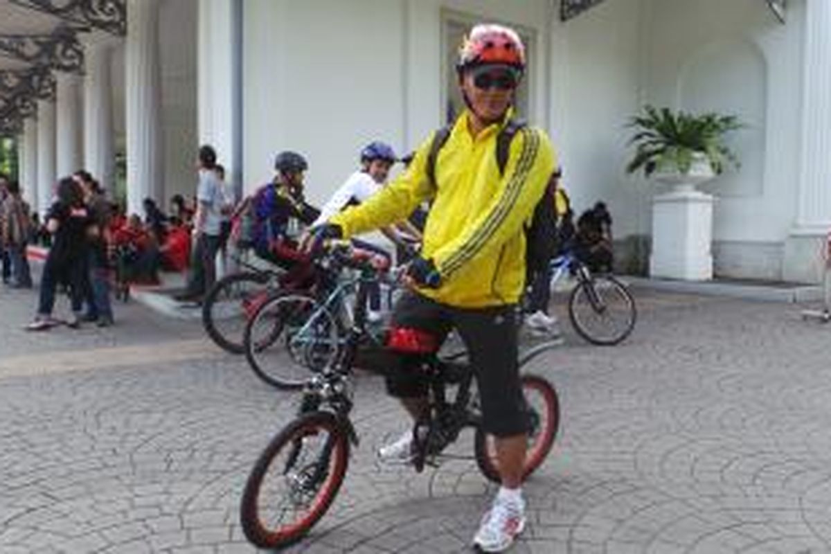 Kepala Dinas Pendidikan DKI Jakarta Taufik Yudi Mulyanto saat bike to work ke Balaikota Jakarta, Jumat (3/1/2014).