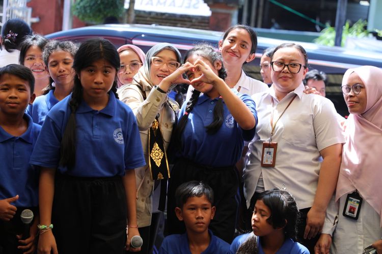 Menteri Pendayagunaan Aparatur Negara dan Reformasi Birokrasi (PANRB) Rini Widyantini berfoto bersama para murid Sekolah Rakyat Menengah Pertama (SRMP) 17 Tabanan saat kunjungan ke sekolah, Senin (4/8/2025).