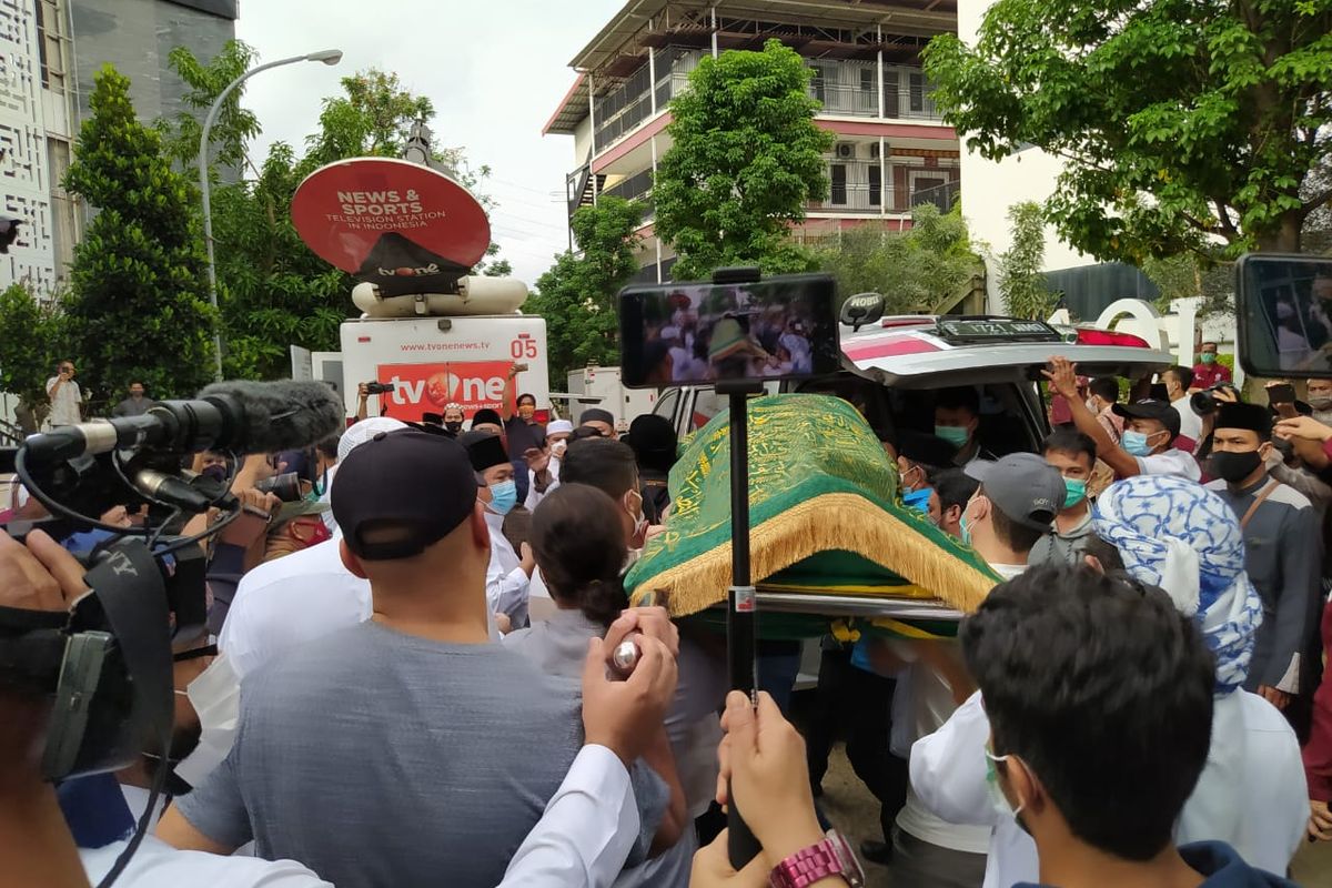 Jenazah Syekh Ali Jaber yang diturunkan dari ambulans dan hendak diangkut ke masjid untuk disalatkan di Pesantren Tahfidz Daarul Quran, Cipondoh, Kota Tangerang, Banten, Kamis (14/1/2021). (KOMPAS.com/MUHAMMAD NAUFAL)