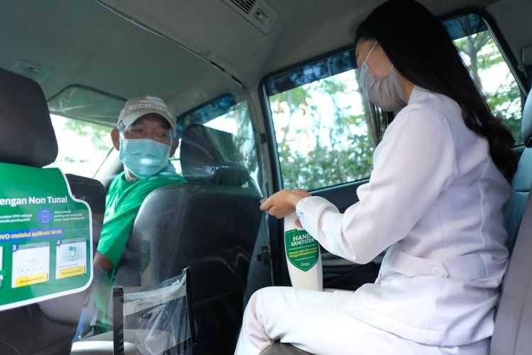 GrabCar di Bandung mulai dipasangi sekat pelindung berbahan plastik. Untuk tahap awal, ditargetkan 100 kendaraan terpasang sekat pelindung.