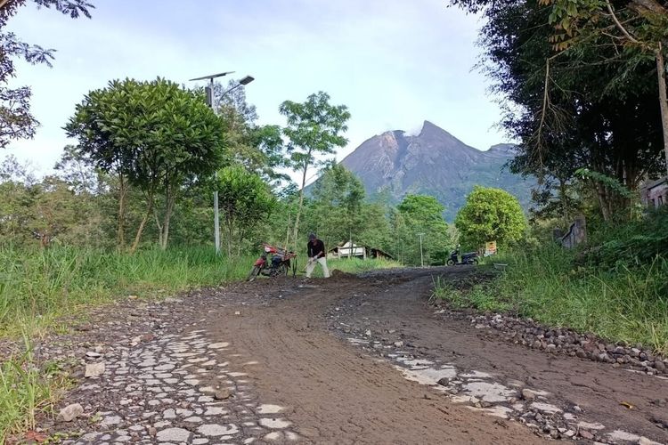 Kondisi jalur evakuasi warga di lereng Gunung Merapi tepatnya di Desa Sidorejo, Kemalang, Klaten, Jawa Tengah rusak parah.