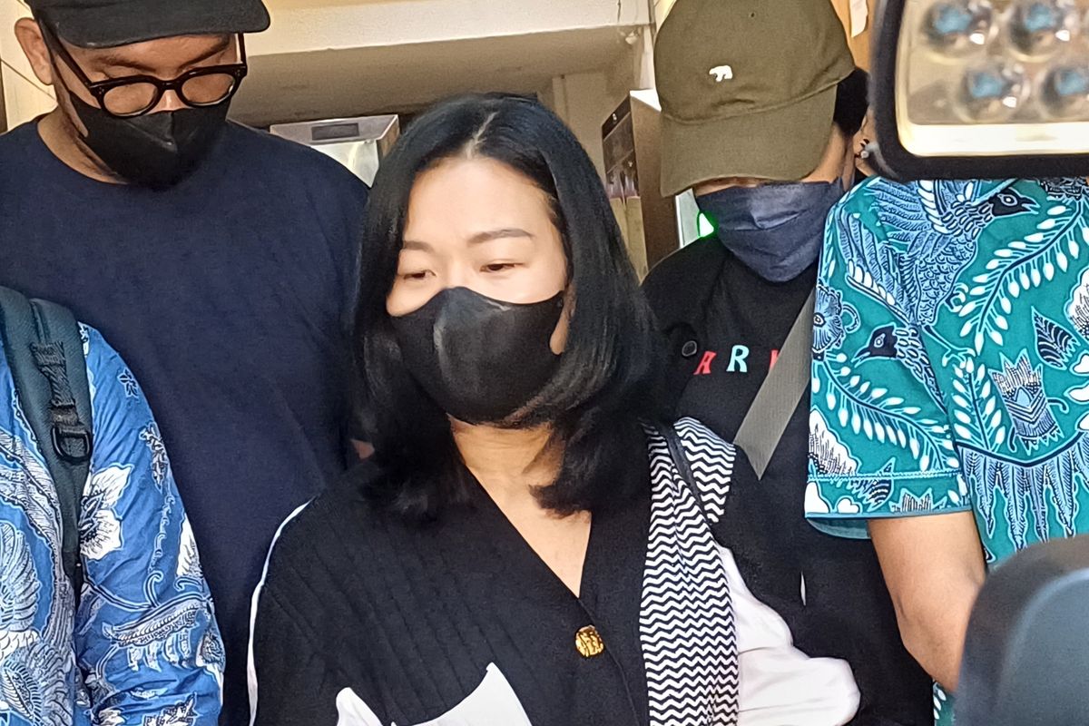 WNA Amy BMJ selesai diperiksa di Dirkrimum Polda Metro Jaya Jakarta, Selasa (19/3/2024) sore.