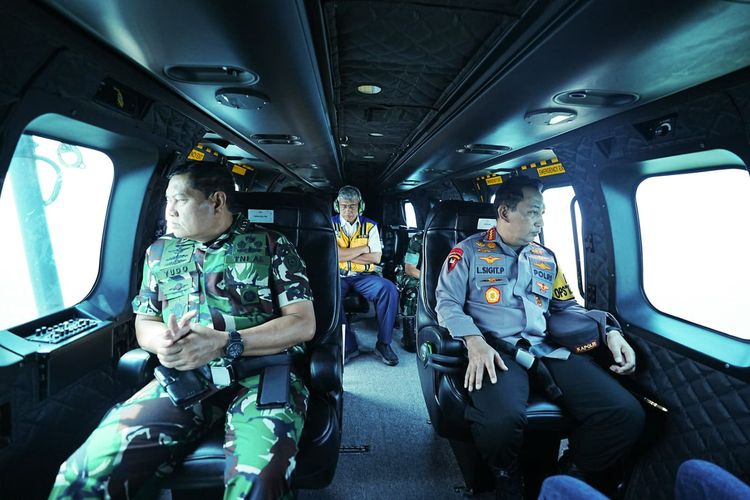 Kapolri Jenderal Listyo Sigit Prabowo bersama Panglima TNI Laksamana Yudo Margono, dan Menteri Perhubungan Budi Karya Sumadi menantau situasi arus mudik melalui helikopter, Kamis (20/4/2023) siang.