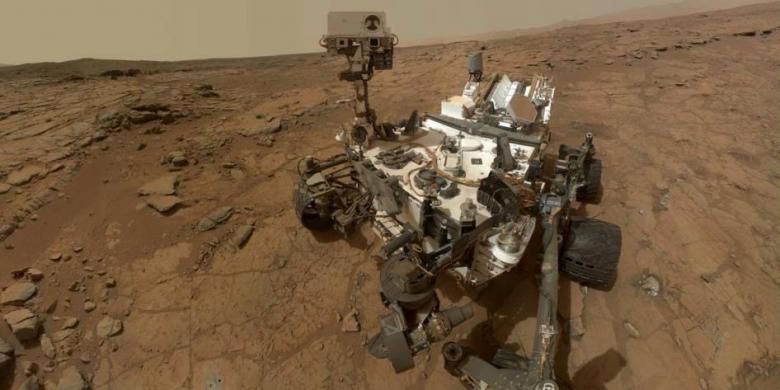 Potret diri robot Curiosity milik NASA, di singkapan datar yang disebut John Klein situs untuk kegiatan pengeboran batu di Planet Mars, 3 februari 2013. Foto direkam kamera Mars Hand Lens Imager yang terpasang di lengan robot.