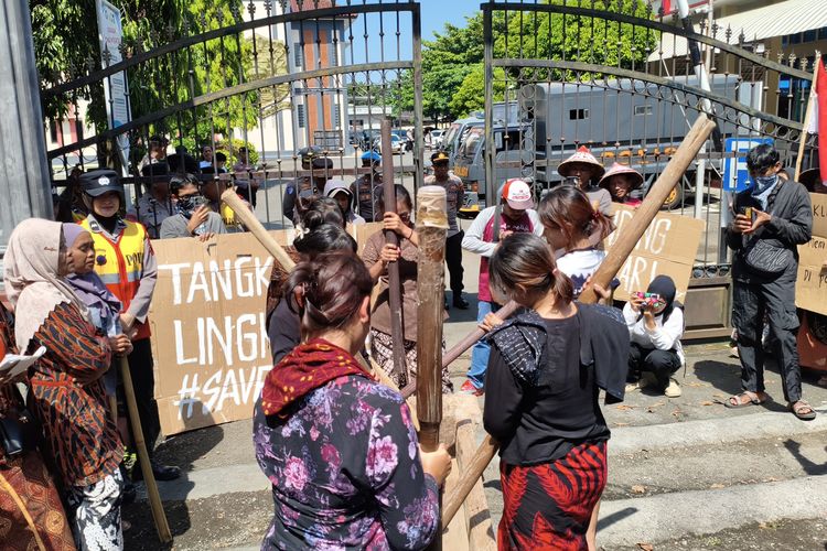 Perempuan Menabuh Lesung di Polresta Pati, Alarm Pegunungan Kendeng Terancam Tambang