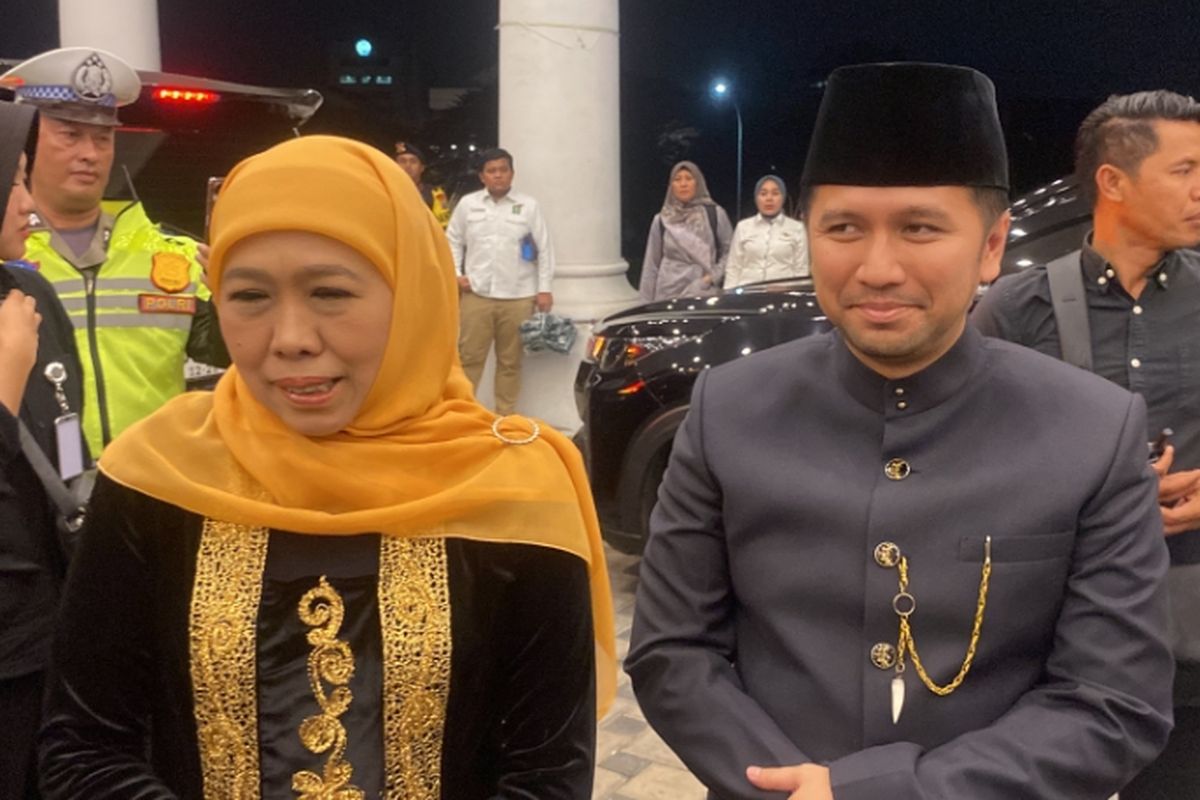 Khofifah Indar Parawansah-Emil Elistianto Dardak saat debat perdana di Surabaya, Jumat (18/10/2024).