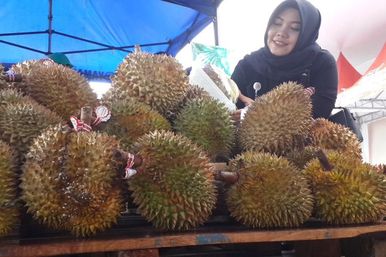 Sejumlah durian dalam Pesta Belah Duren di Transmart Malang, Sabtu (11/1/2020)