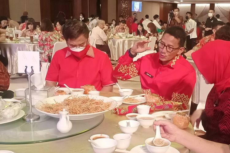 Menteri Pariwisata dan Ekonomi Kreatif Sandiaga Salahuddin Uno mencicipi Yee Sang di Restoran Ria Medan, Kamis (3/2/2022) malam.