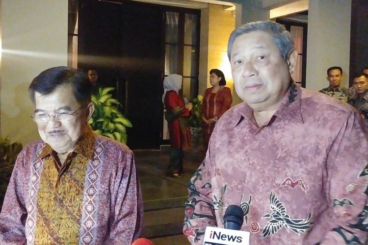 Wakil Presiden Jusuf Kalla menemui Ketua Umum Partai Demokrat Susilo Bambang Yudhoyono. Pertemuan berlangsung di kediaman SBY di Kuningan, Jakarta, Senin (25/6/2018) malam.