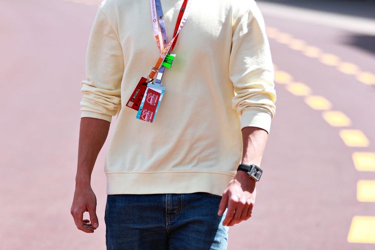 Aktor Tom Holland terlihat memakai arloji TAG Heuer Monaco.