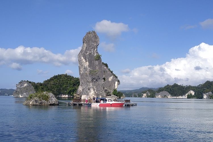 Batu pensil di Kawasan Teluk Kabui, Raja Ampat. Foto diambil pada Kamis (27/9/2018).