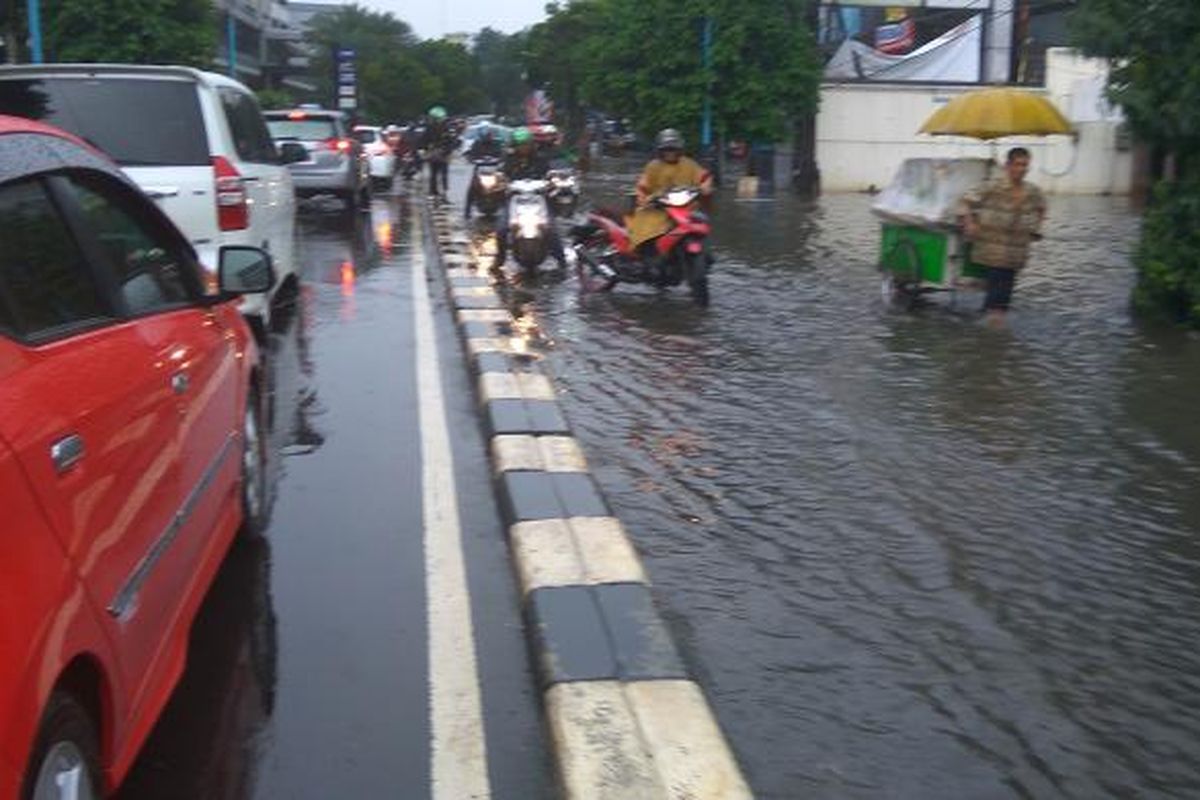 Genangan di Jalan Kemang Raya mulai surut setelah hujan deras pada Selasa siang (4/10/2016).