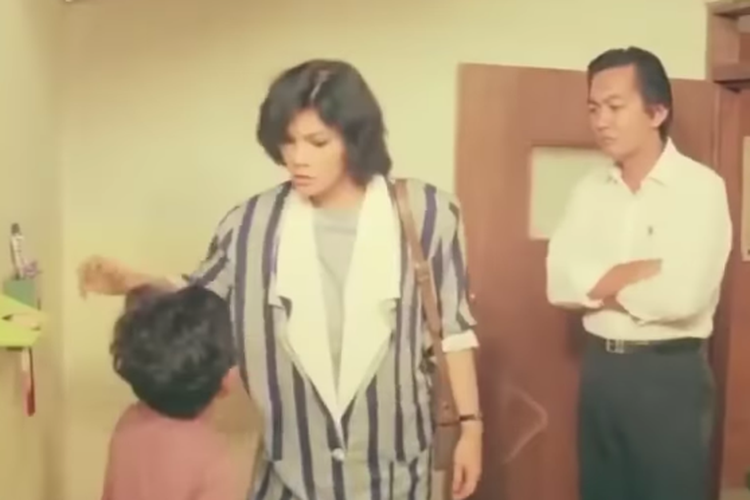 Tangkapan layar adegan penyiksaan Arie Hanggara oleh ibu tiri dan ayah kandungnya