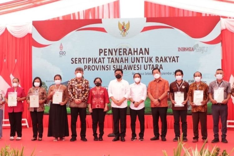 Kementerian ATR/BPN menyerahkan 726 sertifikat sertifikat hasil program redistribusi tanah kepada masyarakat Desa Ongkaw III, Kecamatan Sinonsayang, Kabupaten Minahasa Selatan, Provinsi Sulawesi Utara (Sulut), pada Kamis (16/09/2022).
