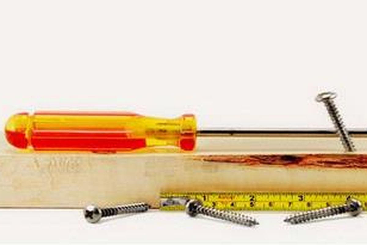 Pembengkakan biaya renovasi umumnya terjadi karena banyak pekerjaan yang semula tidak masuk dalam rencana, ternyata ikut dilakukan. 