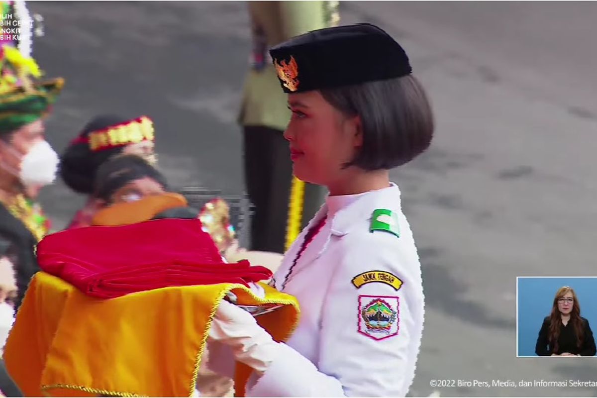 Siswi SMA Negeri 2 Kudus,  I Made Ayu Firsty Meita Dewanggi terpilih menjadi pembawa bendera Merah Putih dalam Upacara Peringatan Detik-Detik Proklamasi Kemerdekaan Republik Indonesia di Istana Merdeka, Rabu (17/8/2022).