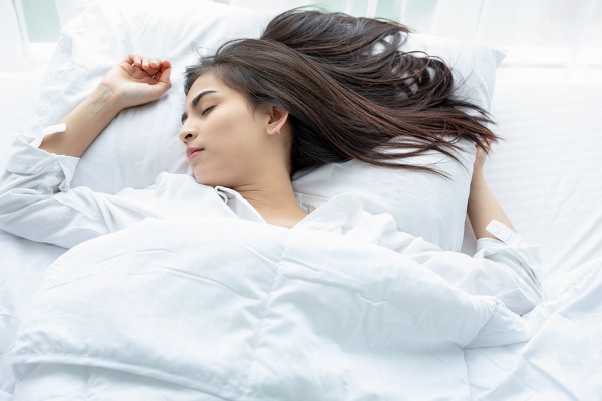 Ilustrasi tidur dengan memakai selimut tebal dapat meningkatkan hormon melatonin.