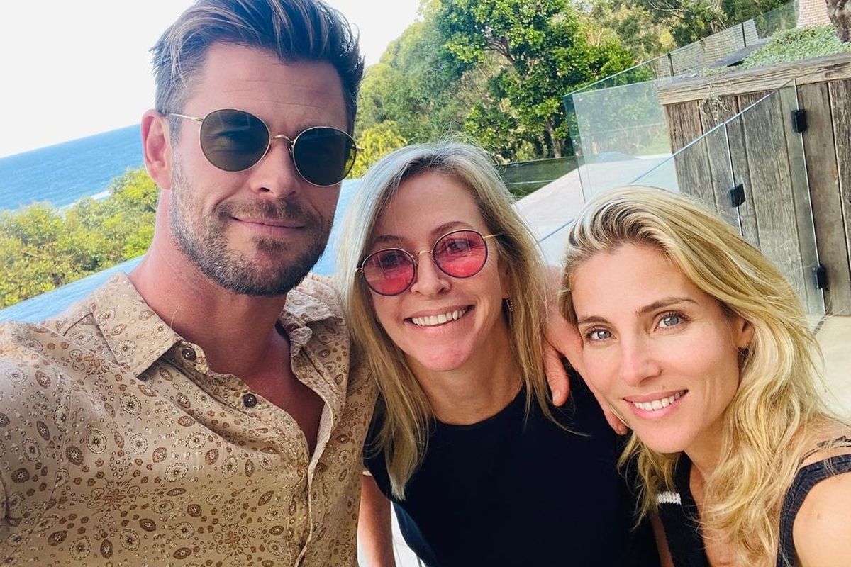 Aktor Chris Hemsworth mengunggah foto bersama ibunya Leonie dan istrinya Elsa Pataky untuk merayakan Hari Ibu.