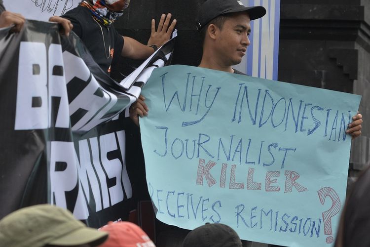 Jurnalis mengikuti aksi damai mendesak pembatalan remisi bagi I Nyoman Susrama di kawasan Monumen Puputan Klungkung, Bali, Kamis (31/1/2019). Aksi yang diikuti gabungan komunitas wartawan dan jurnalis Klungkung, Gianyar, Bangli dan Karangasem tersebut menuntut Presiden Joko Widodo mencabut kembali remisi untuk I Nyoman Susrama yang merupakan terpidana kasus pembunuhan jurnalis Radar Bali AA Gde Bagus Narendra Prabangsa karena menjadi kemunduran bagi penegakan hukum dan kemerdekaan pers di Indonesia. ANTARA FOTO/Fikri Yusuf/aww.