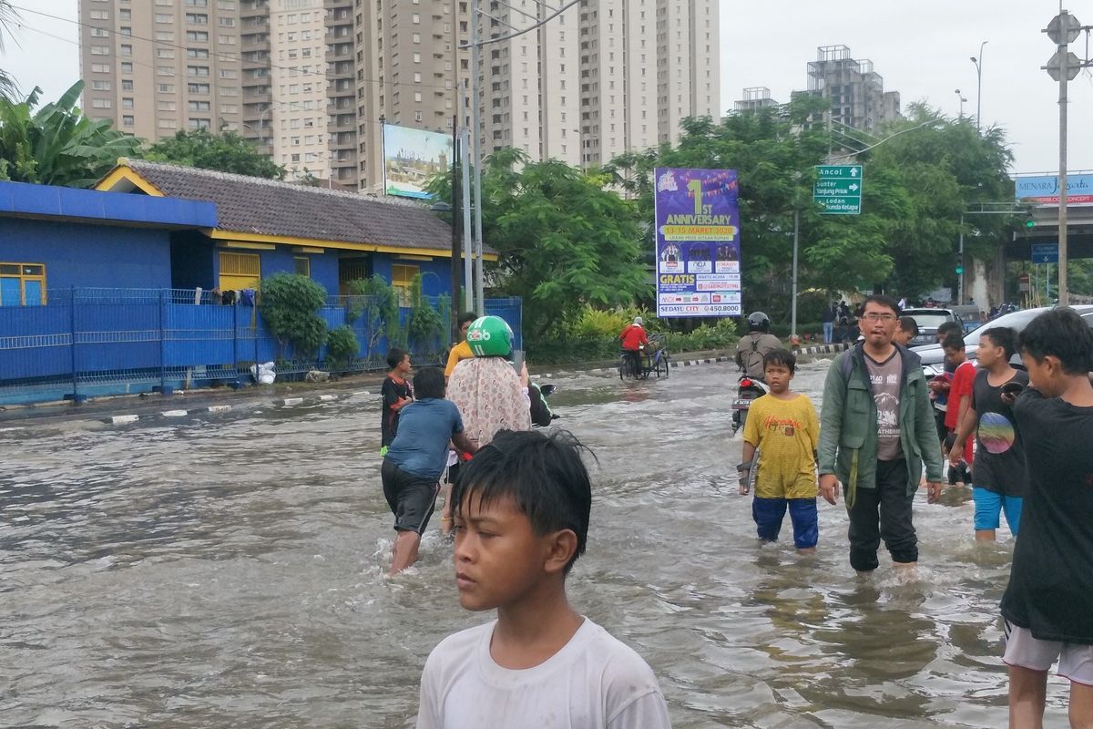 Banjir di Jalan Gunung Sahari, Pademangan, Jakarta Utara pada Selasa (25/2/2020) siang.