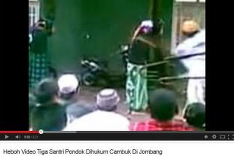 Screenshot video salah satu adegan hukum cambuk di pondon pesantren di Jombang yang menghebohkan warga Jombang.