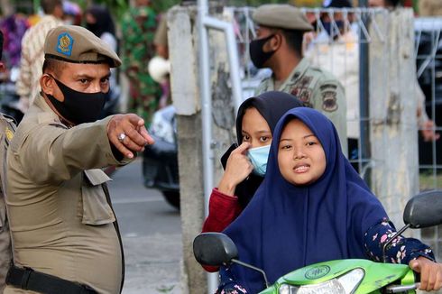 Tak Gunakan Masker, Warga di Bogor Dihukum Sapu Jalanan