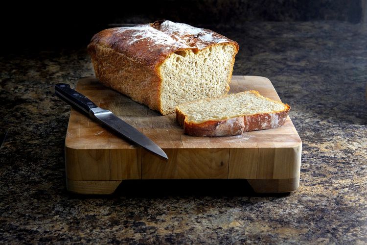 Ilustrasi roti tawar homemade alias buatan sendiri. Dibuat tanpa oven, pakai panci saja. 