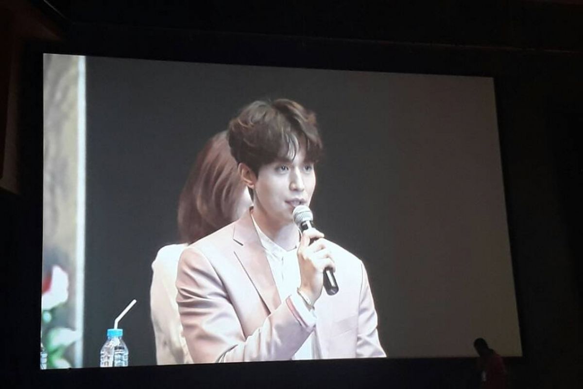 Artis peran Lee Dong Wook menyapa para penggemar Indonesia dalam fan meeting bertajuk For My Dear di Kasablanka Hall, Kota Kasablanka, Jakarta Selatan, Sabtu (20/5/2017).