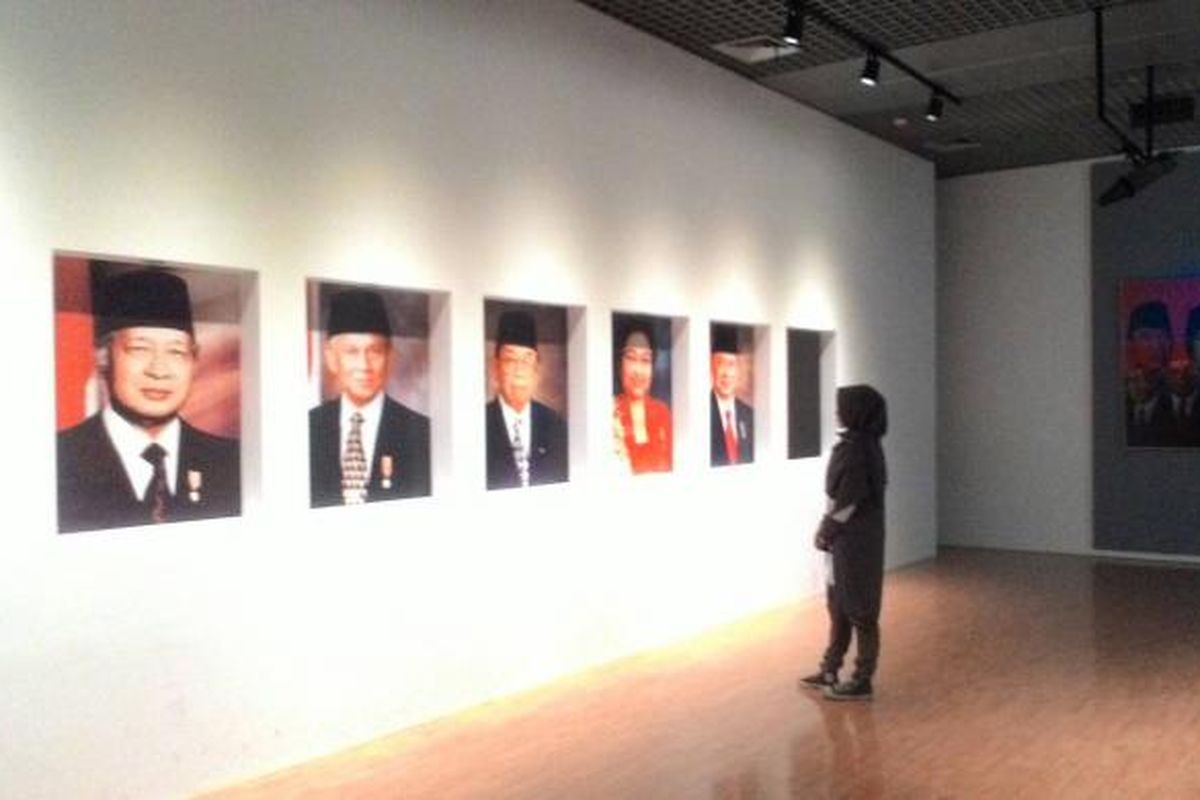Seorang wisatawan sedang mengamati deretan foto presiden RI di Museum Balai Kirti Bogor, Jawa Barat.