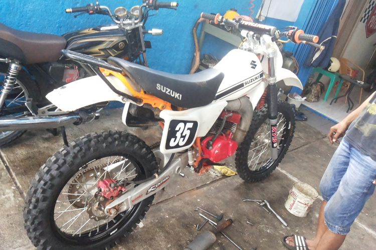 Sebuah motor trail hasil modifikasi di bengkel custom Garasi 689, Depok.