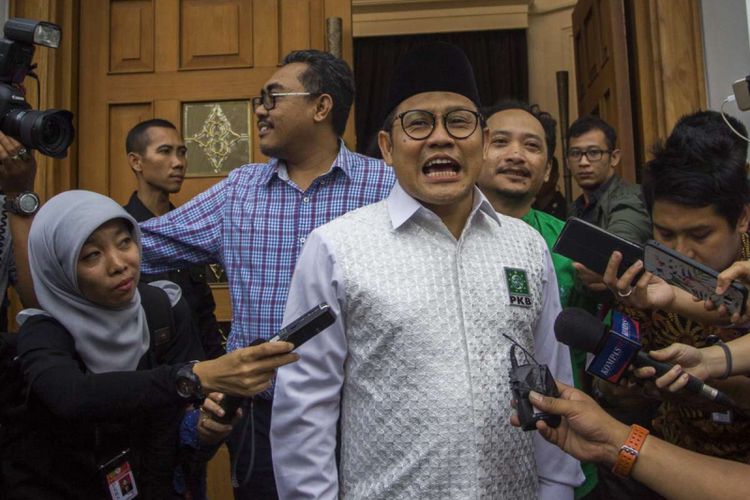 Ketua Umum PKB Muhaimin Iskandar (tengah) bersiap melakukan pertemuan dengan pimpinan partai dan sekjen partai pengusung Capres Joko Widodo di Jakarta, Kamis (9/8/2018). Hasil pertemuan tersebut memutuskan KH Maruf Amin sebagai cawapres yang akan mendampingi Jokowi pada Pilpres 2019.