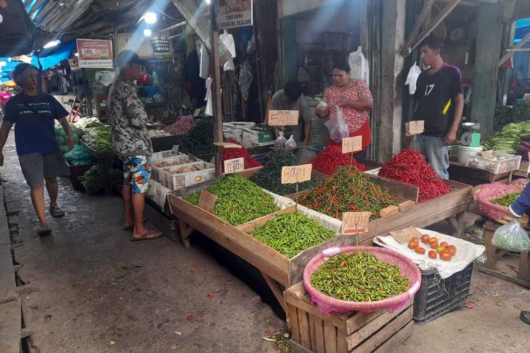 Foto: Penjual cabai di Pasar Dwikora Parluasan, Kecamatan Siantar Utara, Kota Pematangsiantar, Sumatera Utara, Kamis (9/1/2025).
