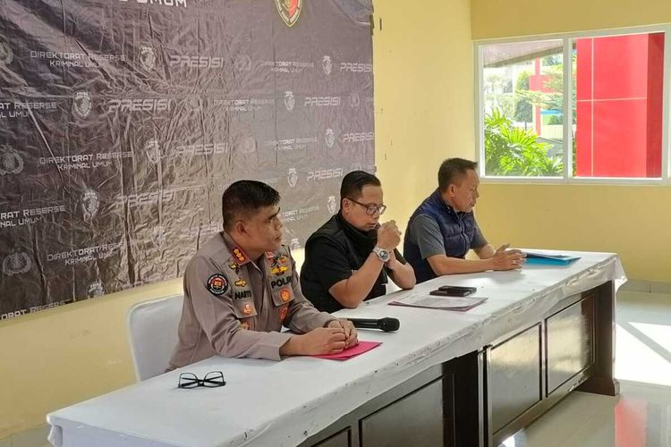 Kabid Humas Polda Sumsel,  Kombes Pol Sunarto danDirektur Reserse Kriminal Umum (Direskrimum) Polda Sumsel Kombes Pol Anwar saat memberikan keterangan terkait penetapan Aiptu FN sebagai DPO, Minggu (24/3/2024).