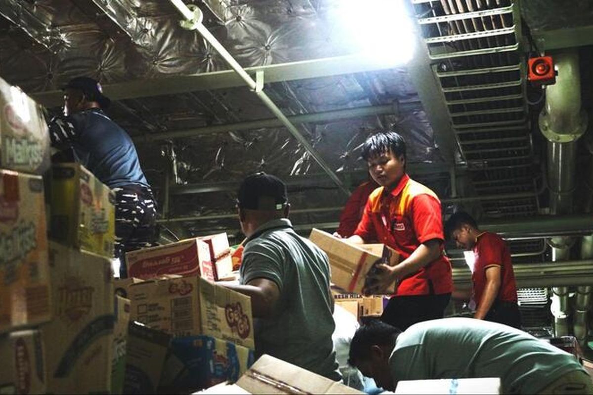 Penyaluran bantuan logistik dari Alfamart untuk warga terdampak bencana di Aceh, Sumatera Utara (Sumut), dan Sumatera Barat (Sumbar).