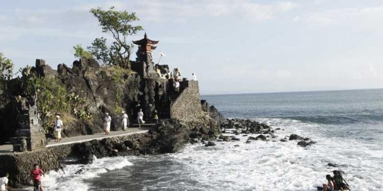 Pura Batu Bolong di Pulau Lombok, NTB.