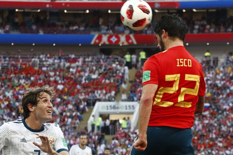 Gelandang Spanyol, Isco, berduel dengan bek Rusia, Mario Fernandes, pada pertandingan babak 16 besar Piala Dunia 2018, Minggu (1/7/2018).
