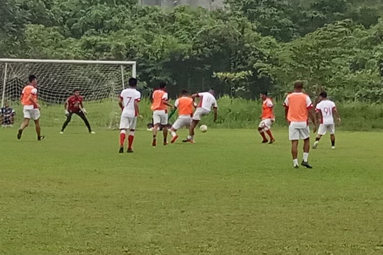 Pemain Semen Padang latihan di lapangan mess PT Semen Padang