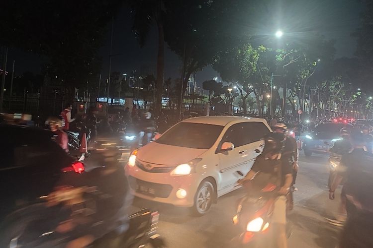 Sejumlah pengendara antre untuk keluar dari pintu Gelora Bung Karno (GBK), Jakarta Pusat, Jumat (6/1/2023). Sejumlah pengendara ini merupakan suporter dari pertandingan Indonesia vs Vietnam.